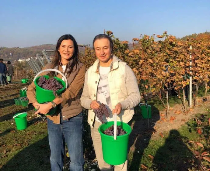 Игорь Кривецкий и его жена Ольга в винограднике отеля Edem Resort